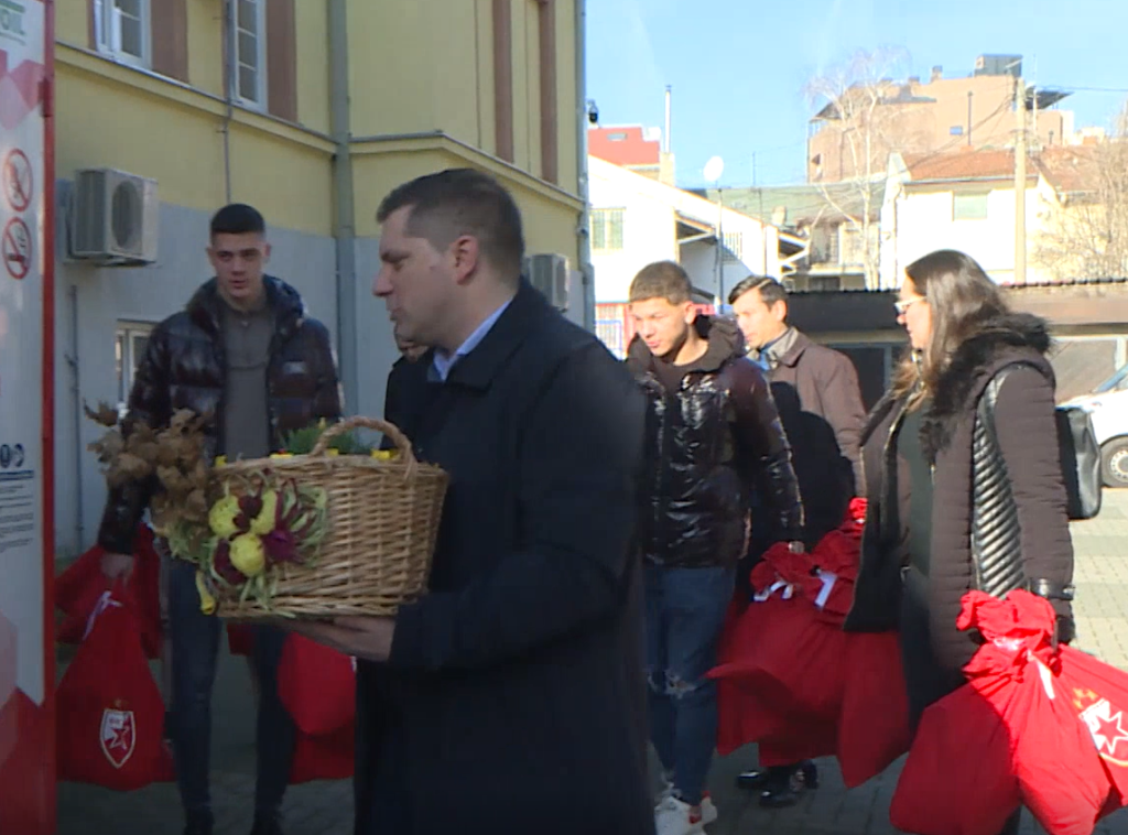 Nikodijević i fudbaleri Zvezde uručili paketiće deci u beogradskom Prihvatilištu