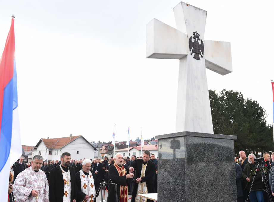 Delegacije Republike Srpske i Srbije položile vence na vojnom groblju "Mali Zejtinlik"