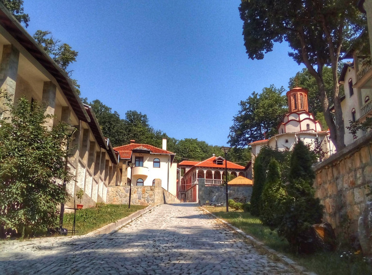 Kancelarija za KiM uručila vrednu opremu za farmu i mlekaru manastiru Draganac