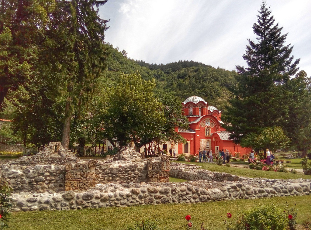 Patrijarh Porfirije stigao u Pećku Patrijaršiju gde će služiti svetu Liturgiju