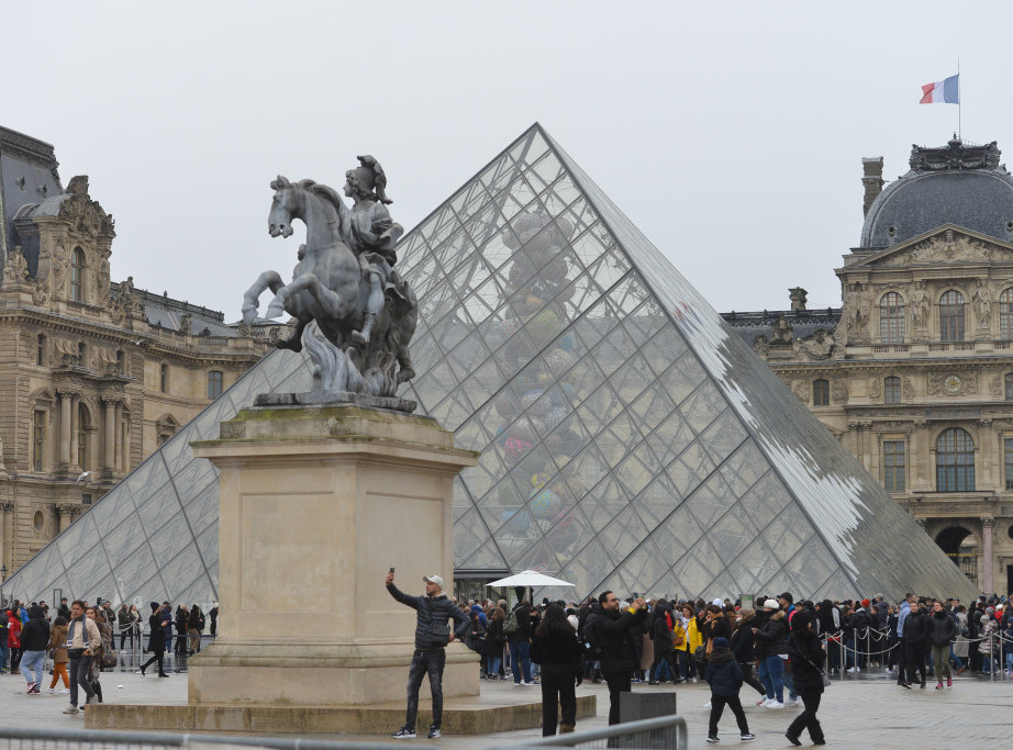 Pariz: Muzej Luvr zatvoren je zbog dojave o bombi