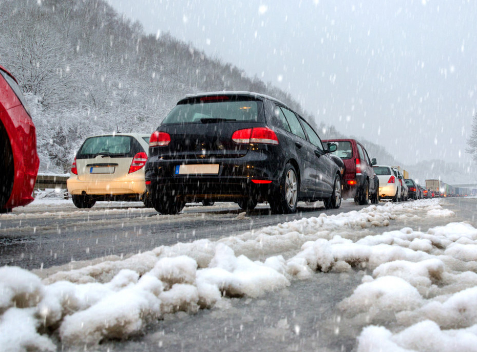 U Srbiji obustave saobraćaja na nekim putnim pravcima zbog lošeg vremena