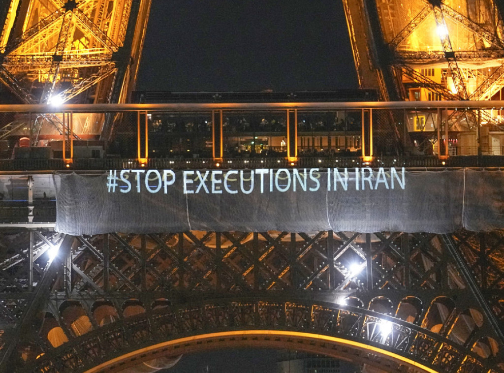 Na Ajfelovom tornju prikazani slogani sa protesta u Iranu
