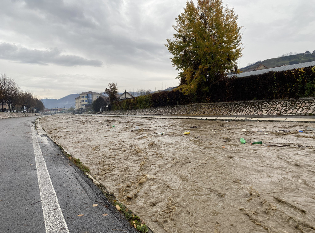 Predsednik opštine Lučani: Izlila se reka Bjelica, iseljena jedna porodica