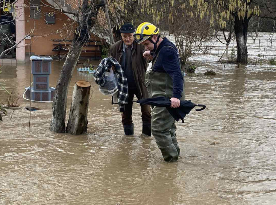 Zbog obilnih padavina vanredna situacija proglašena u pet lokalnih samouprava, 45 osoba evakuisano