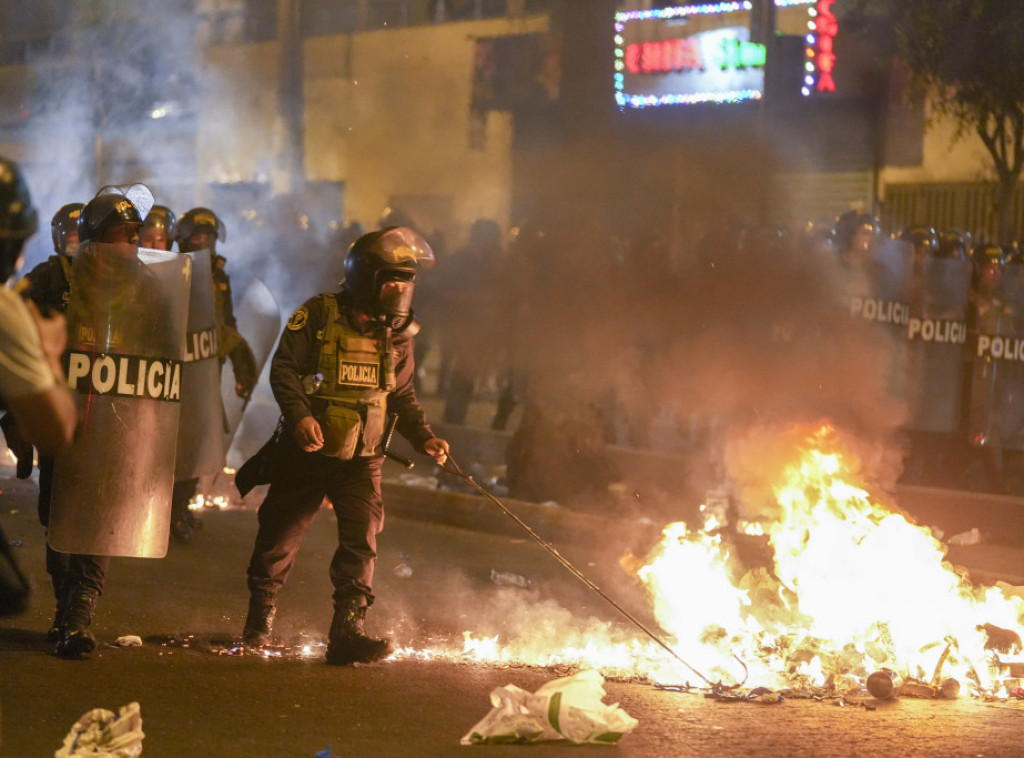 Više od 50 ljudi povređeno u sukobu policije i demonstranata u Peruu, uništena zgrada stara jedan vek u centru Lime