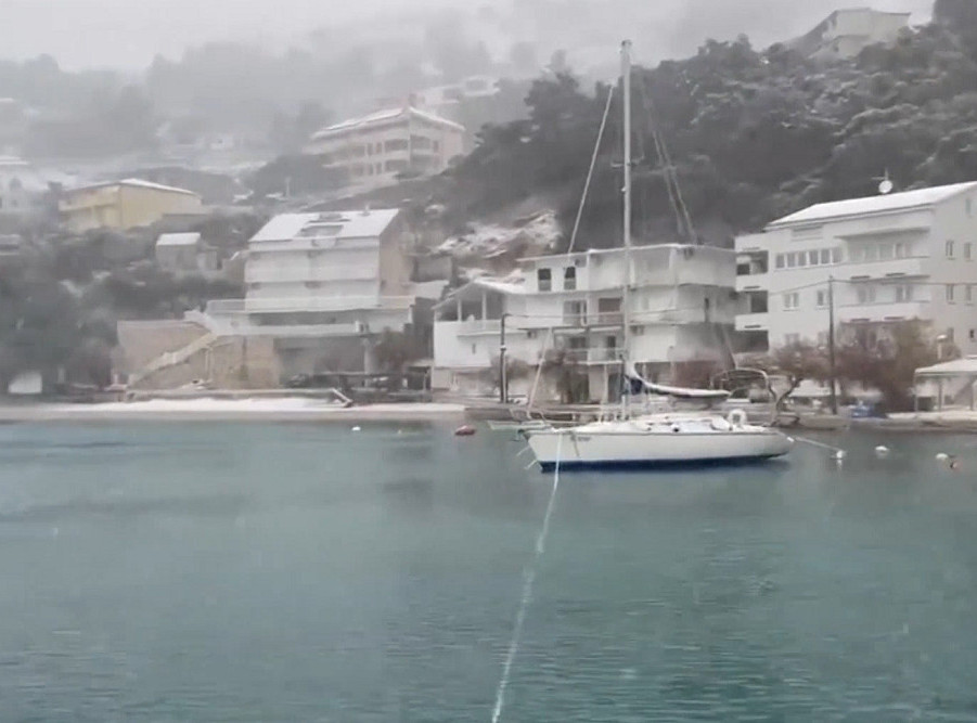 Zima okovala Hrvatsku, sneg i na Korčuli, problemi u saobraćaju