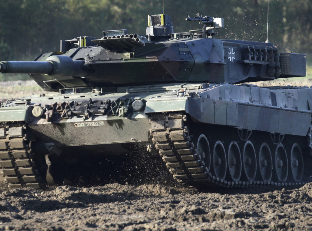 Zašto je tenk "Leopard 2" superioran? Otvara vatru u pokretu čak i kad ide unazad