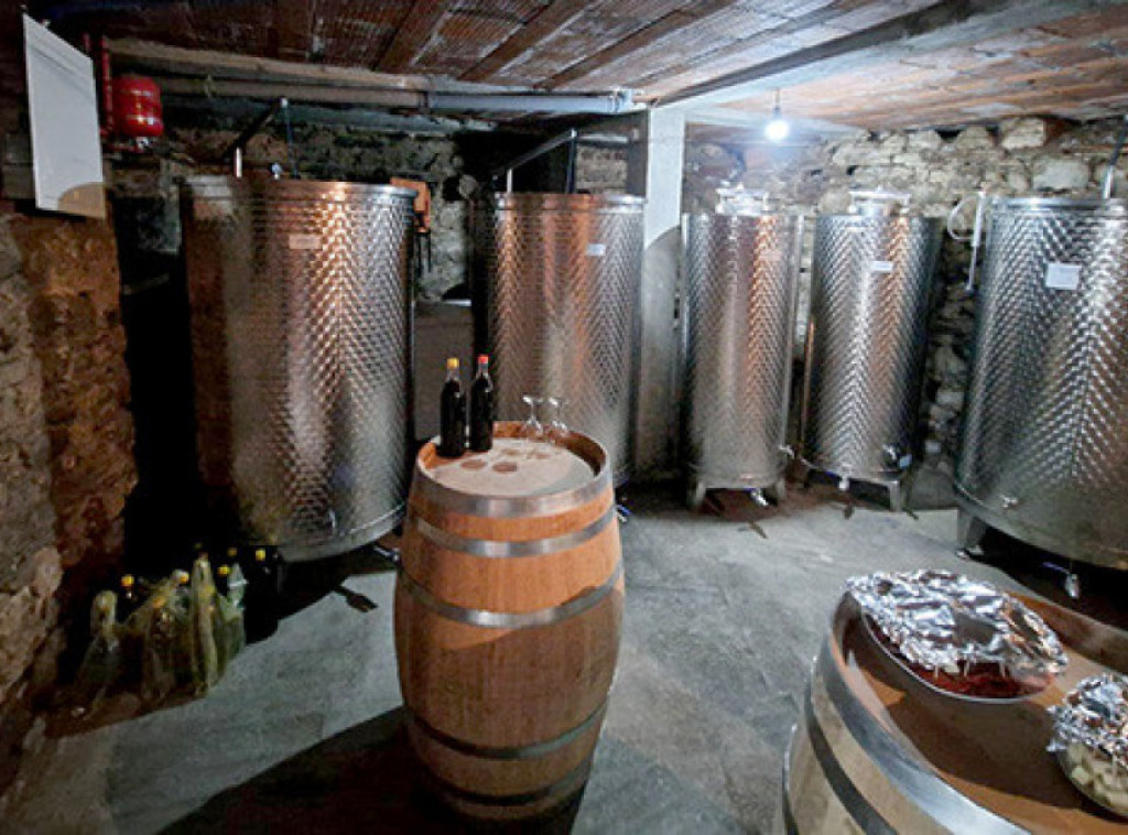 Kancelarija za KiM obezbeila opremu za proizvodnju vina za 10 porodičnih vinarija iz Velike Hoče