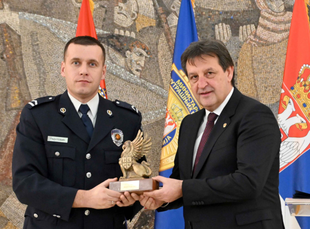 Gašić uručio nagrade najhrabrijem i najposvećenijem policijskom službeniku