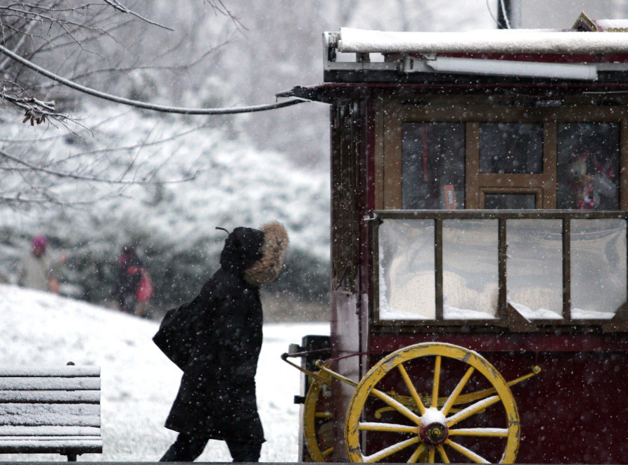 Vreme danas oblačno sa snegom u većini krajeva, maksimalna temperatura do tri stepena