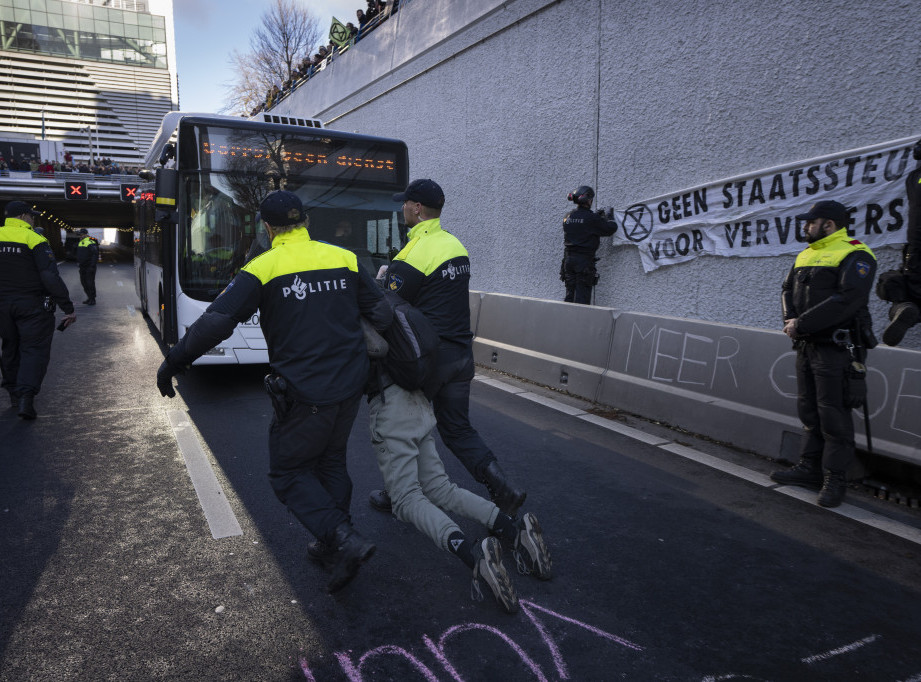 Hag: Klimatski aktivisti blokirali put, policija uhapsila učesnike protesta