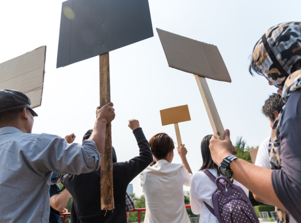 Protest u Cetinju: Pristalice DPS napale poslanike koalicije "Za budućnost Crne Gore" topovskim udarima i petardama