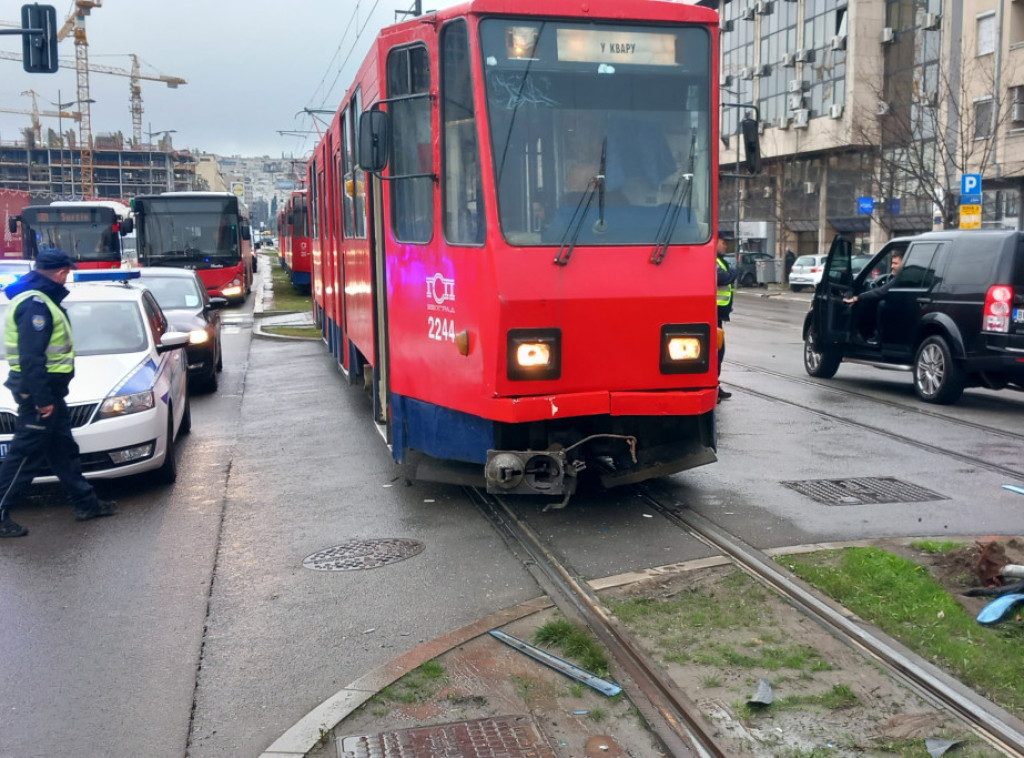 Jedna osoba povrđena u sudaru automobila i autobusa u Savskoj