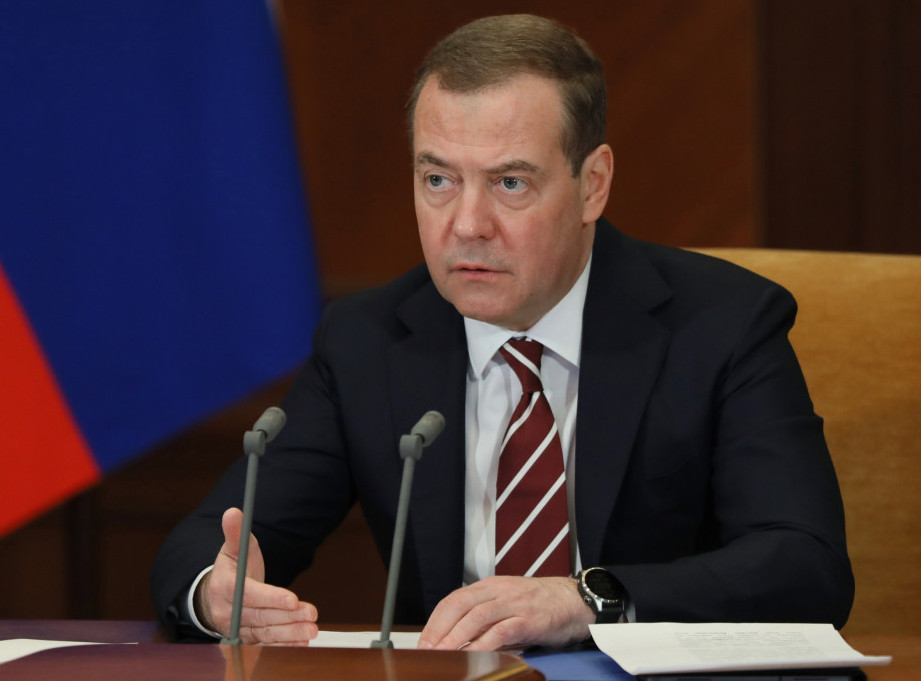 Medvedev: Snabdevanje Ukrajine oružjem preti globalnom nuklearnom katastrofom