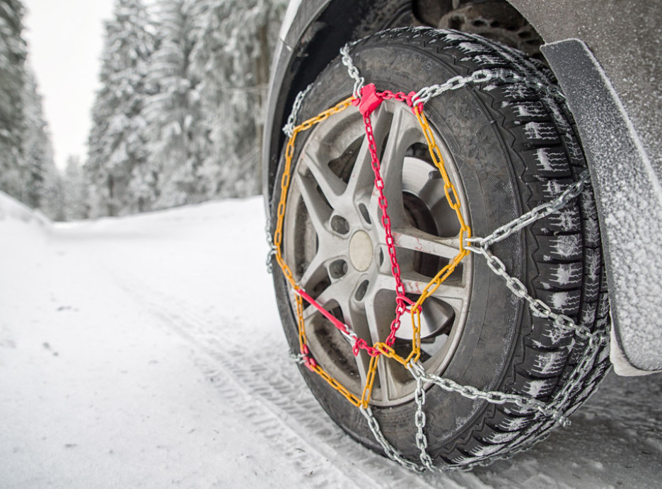 AMSS: Zbog snega na pojedinim putevima obavezne zimske gume