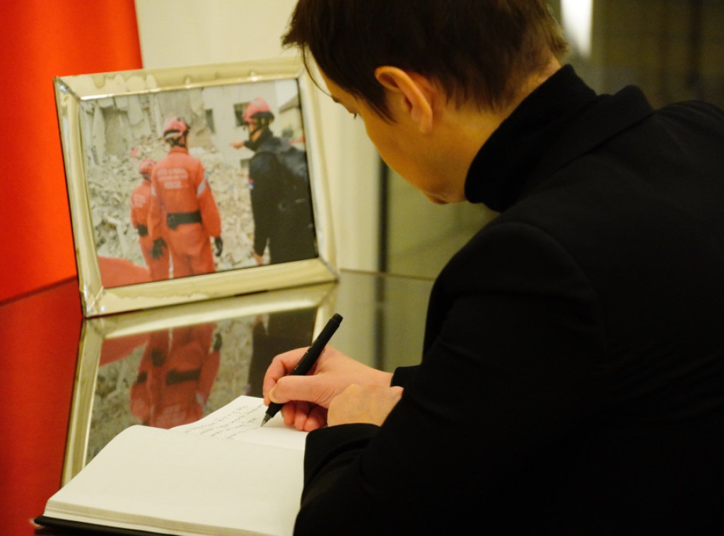 Brnabic signs book of condolences at Turkish embassy