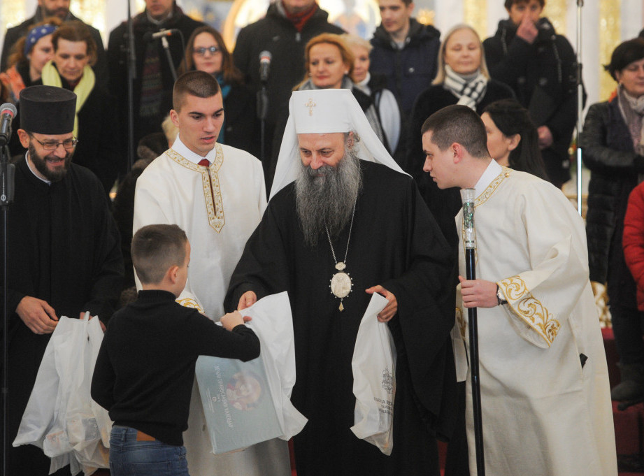 Patrijarh Porfirije podelio deci svetosavske paketiće