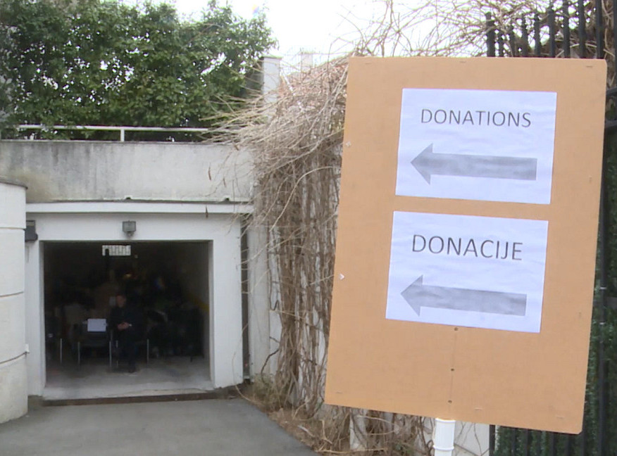 Veliki broj građana donosi pomoć u Ambasadu Sirije