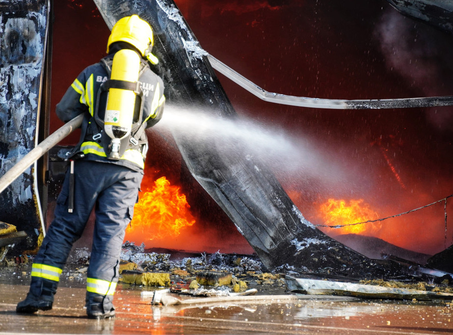 Ugašen požar u skladištima u Kijevu, jedna osoba se otrovala dimom