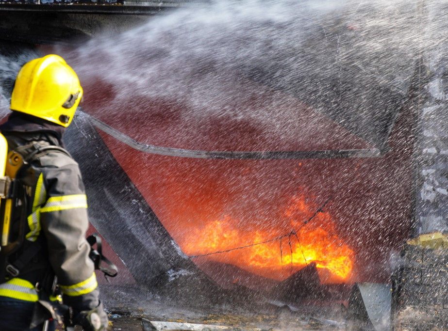 U Nemačkoj požar u brodogradilištu gasilo 400 vatrogasaca