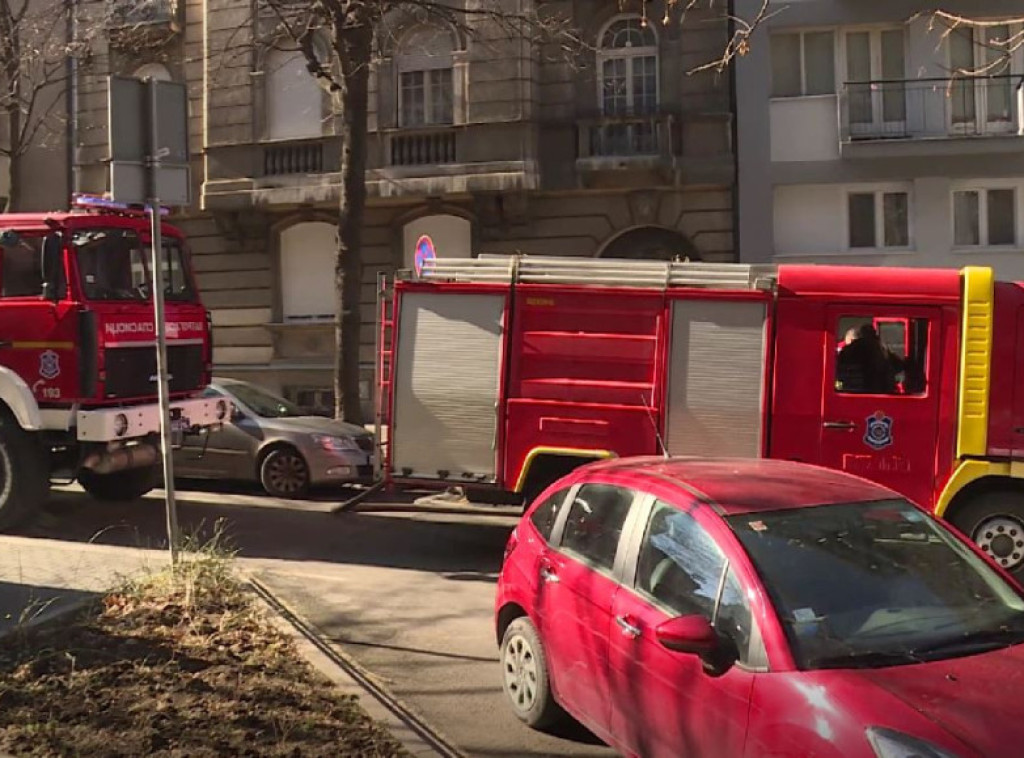 Lokalizovan požar u stambenoj zgradi na Novom Beogradu, jedna osoba povređena