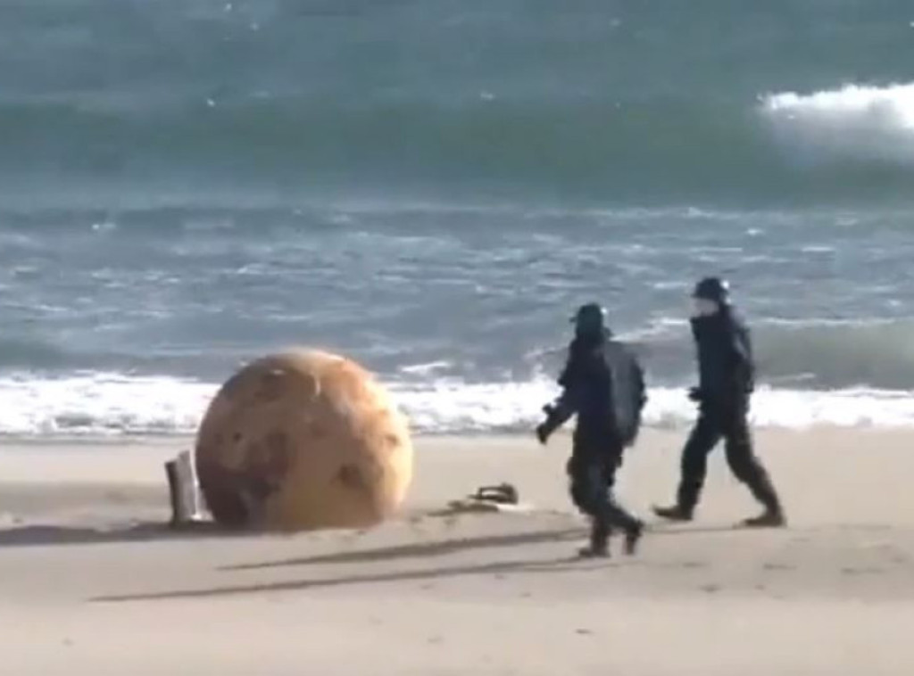 Japan: Iz mora "isplivala" misteriozna metalna lopta, vlasti zatvorile plažu