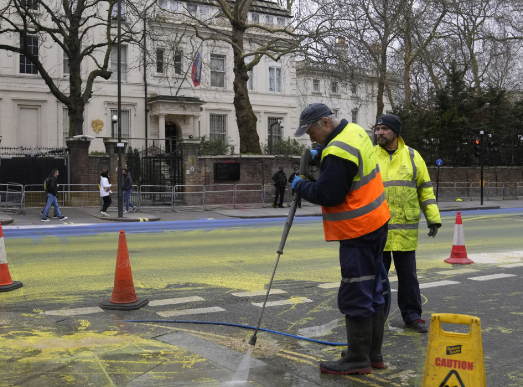 Grupa aktivista oslikala je ogromnu ukrajinsku zastavu ispred ruske ambasade u Londonu