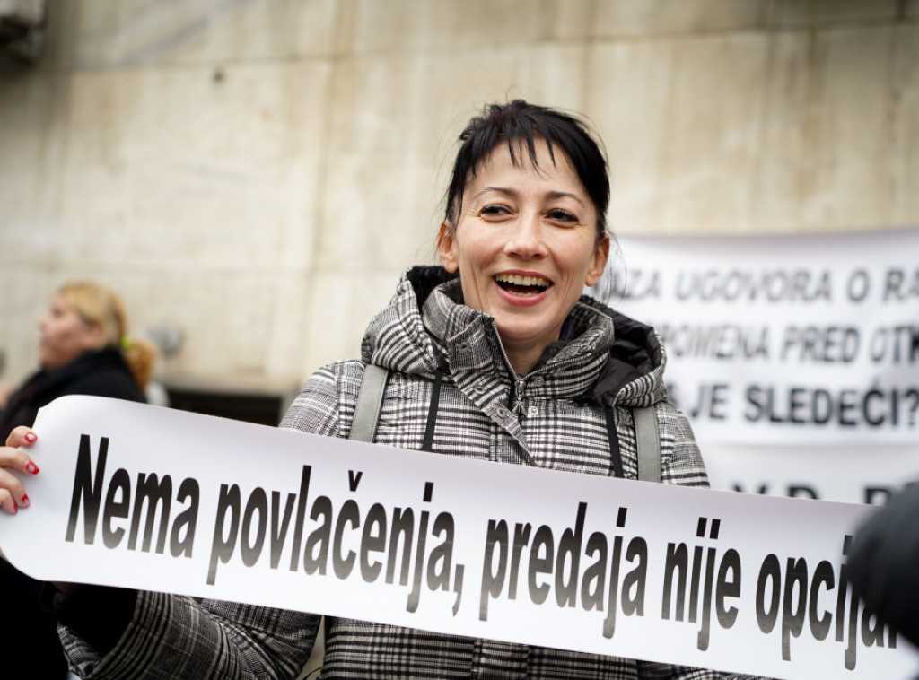 Sindikati zaposlenih iz klinike Laza Lazarević održali protest ispred RTS-a