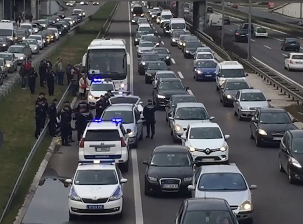 Uhapšeni napadači na autobus na auto-putu u Beogradu