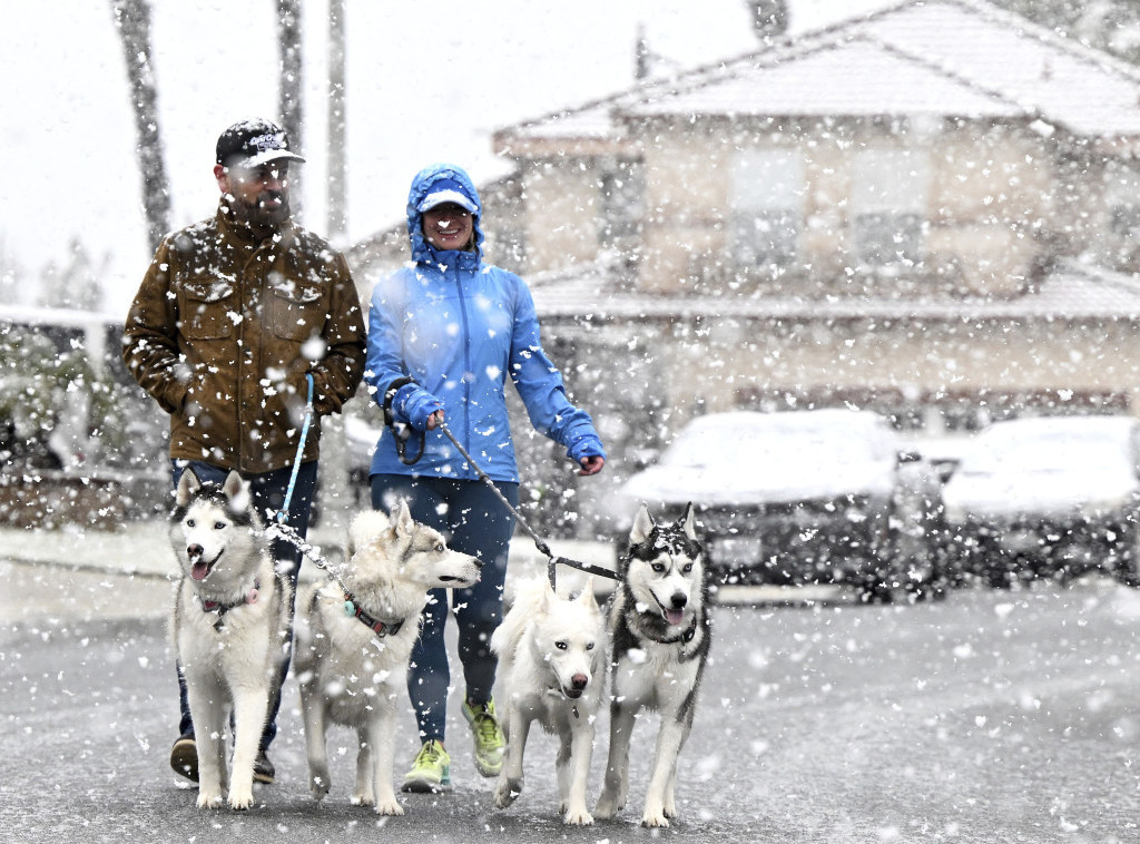 Los Anđeles i dalje pod snegom, snežna oluja se pomerila ka jugu Kalifornije