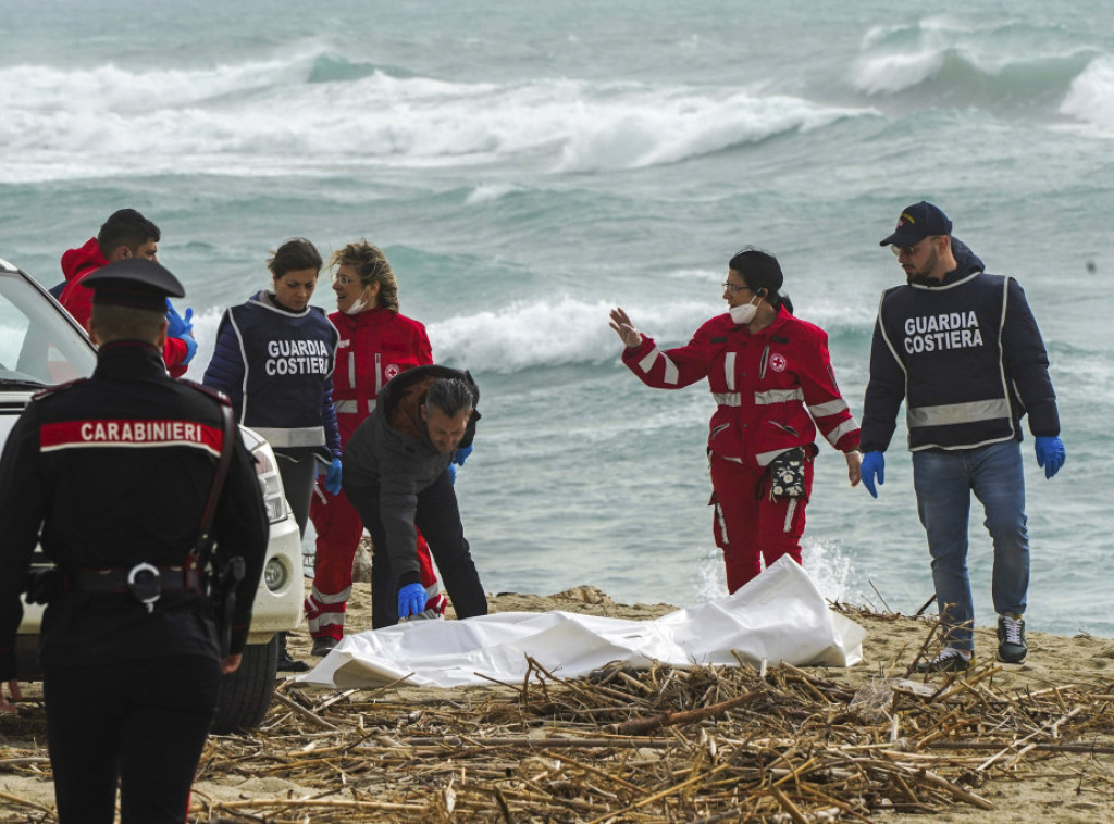 Broj žrtava brodoloma migranata u Italiji porastao na 61