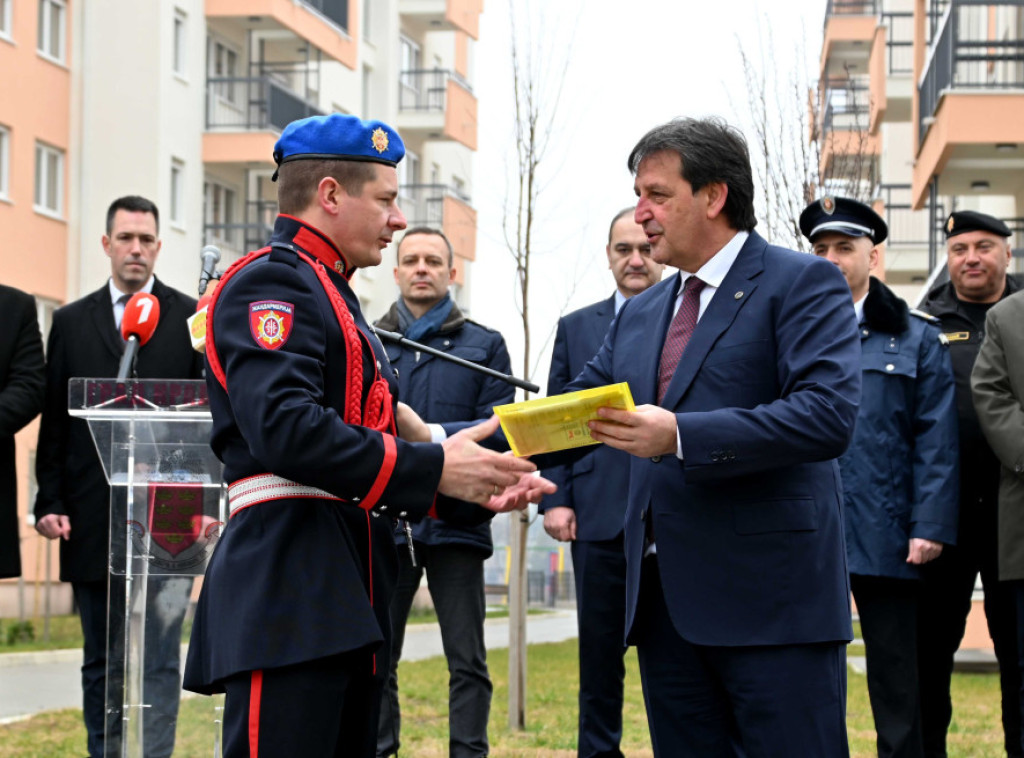 Kraljevo: Gašić uručio ključeve 18 stanova pripadnicima službe bezbednosti