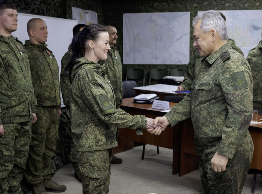 Šojgu u poseti ruskim snagama u Ukrajini dodelio medalje vojnim licima