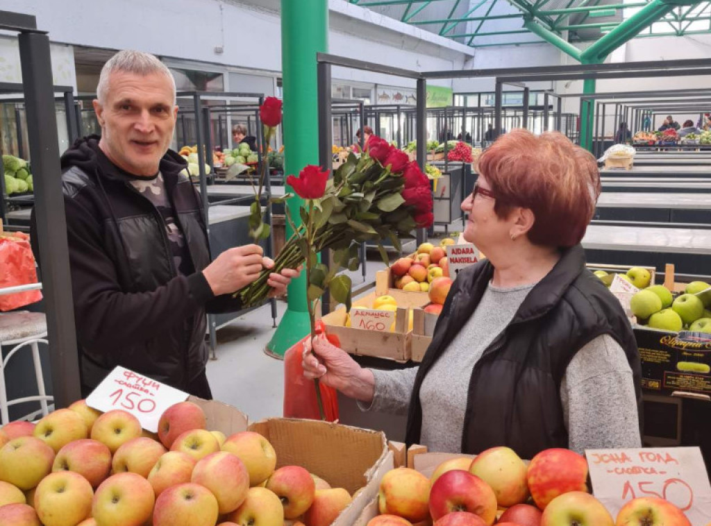 Beogradske pijace uz cveće čestitale 8. mart sugrađankama