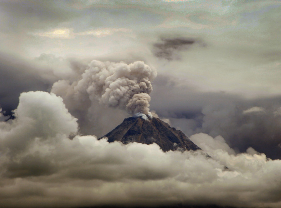 Eruptirao vulkan Ebeko, stub pepela visok 2,5 kilometara