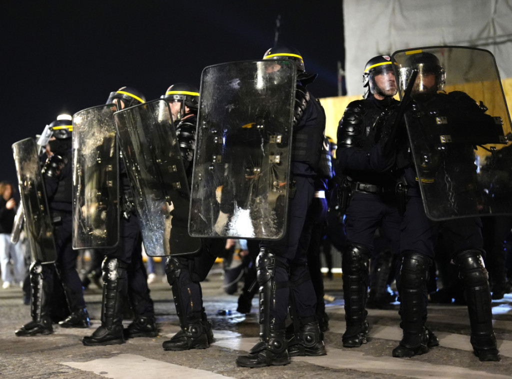 Francuska policija bacila suzavac na demonstrante u Parizu