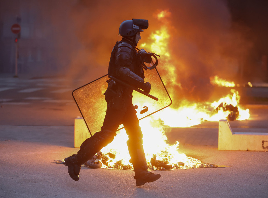 Francuska: Zapaljena zgrada gradske uprave u Bordou, u Parizu policija bacala šok bombe