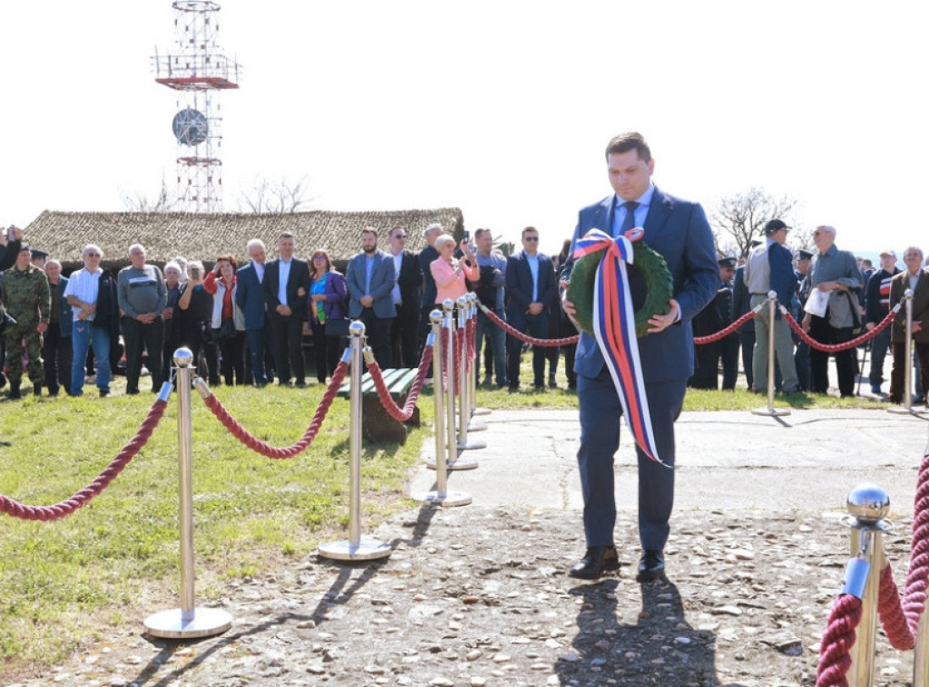 Nikola Nikodijević položio venac na spomen-obeležje na Straževici