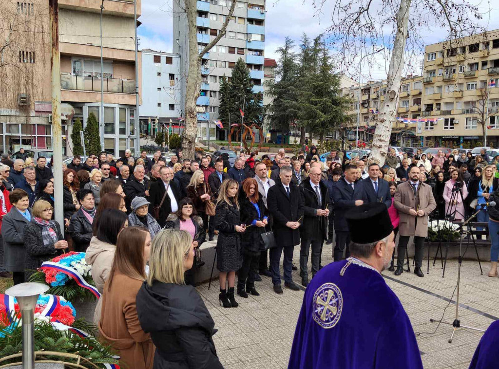 Polaganjem venaca u Leposaviću i Kosovskoj Mitrovici obeležene 24 godine od bombardovanja