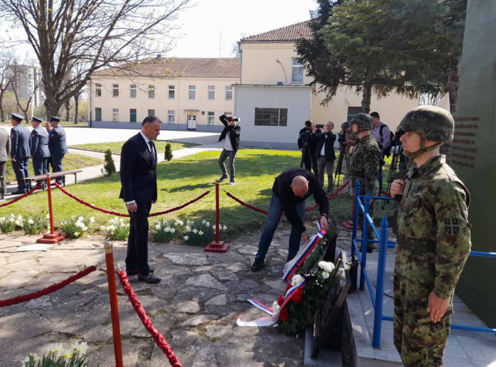 Novi Sad: Ćurčić i Đurić položili vence na spomen-obeležje stradalima u NATO agresiji