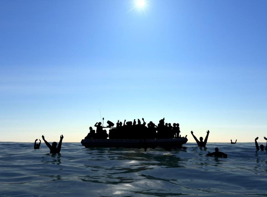 Jedna osoba stradala, 34 migranta spasena dok su pokušavali da pređu Lamanš