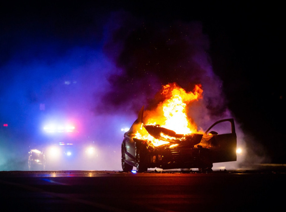 Velika Britanija: Nredi u Lidsu, više vozila zapaljeno