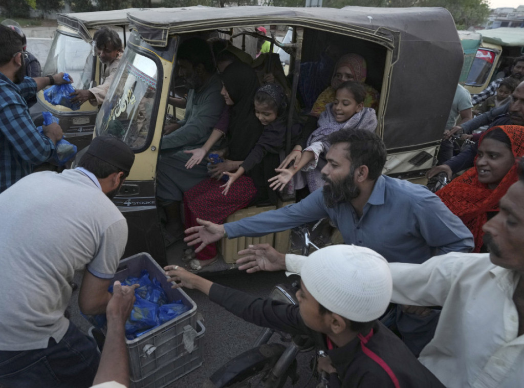 Pakistan: Najmanje 11 ljudi poginulo u gužvama na podeli besplatnog brašna