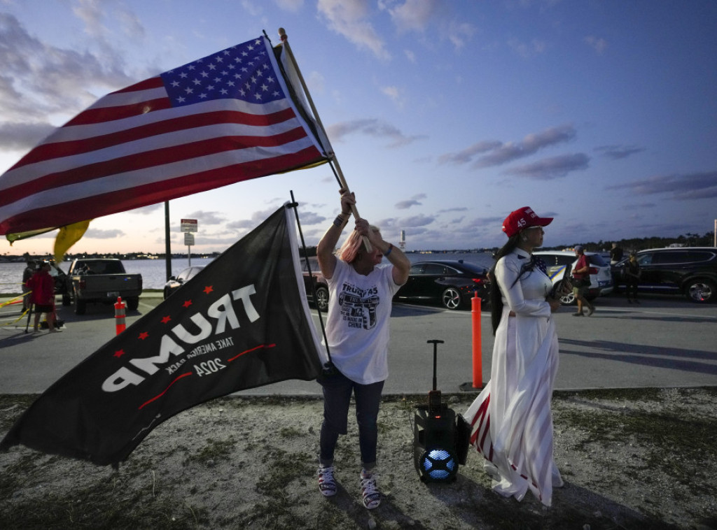 Pristalice Trampa okupile se ispred njegovog imanja Mar-a-Lago