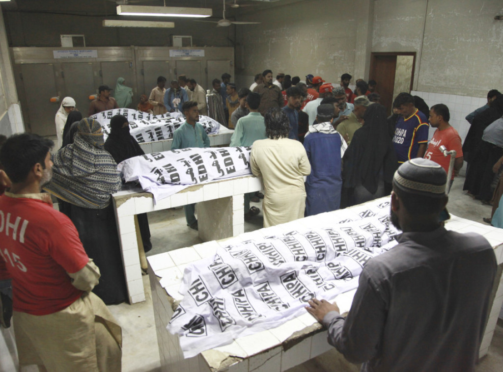 Najmanje 11 ljudi poginulo u stampedu na podeli besplatne hrane u Pakistanu