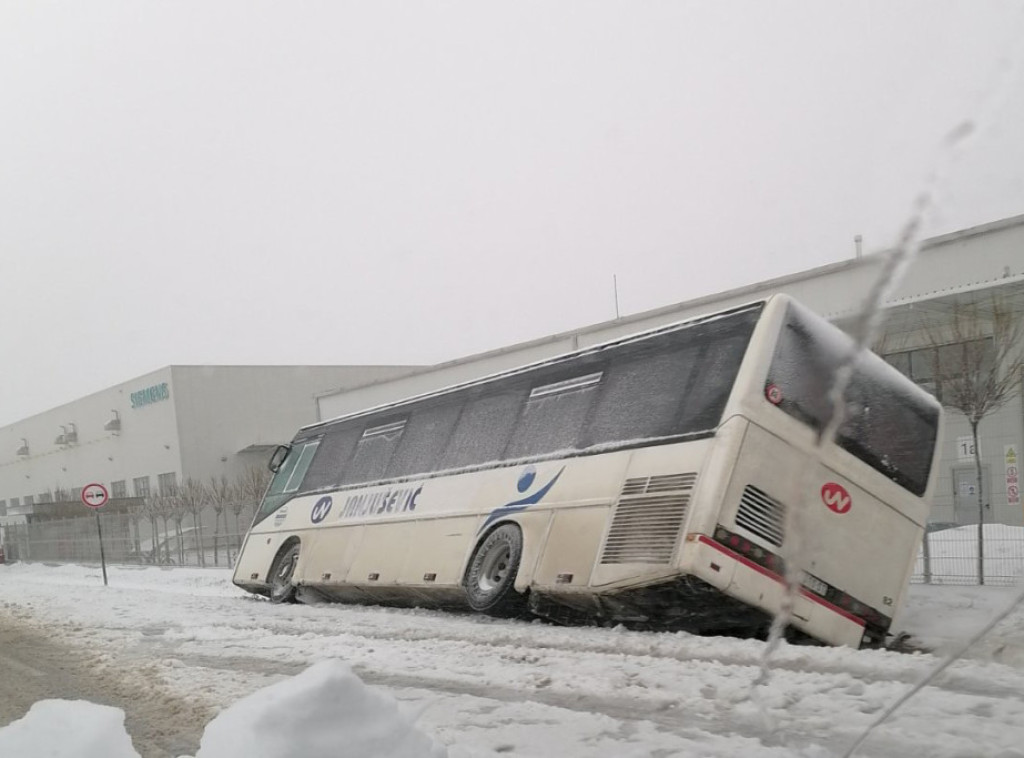 Autobus sleteo sa puta kod Kragujevca, u UKC se na pregled javilo 18 putnika, niko nije zadržan