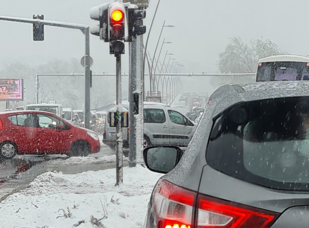 Zbog velikih snežnih padavina saobraćaj u Beogradu se odvija usporeno