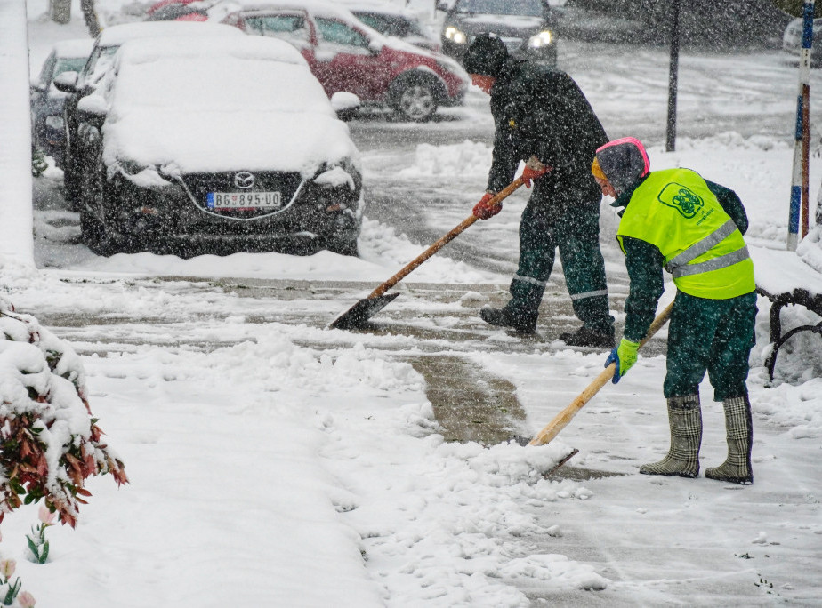 Vojska Srbije pomaže građanima u otklanjanju posledica obilnih snežnih padavina