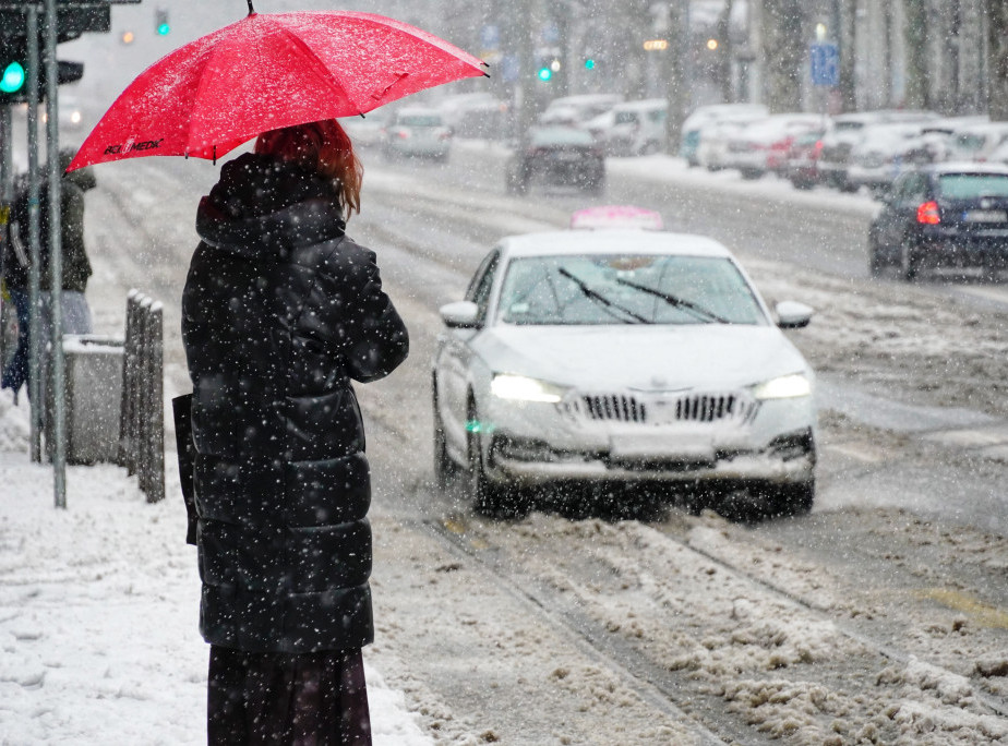 Zbog obilnih padavina širom Srbije problemi u saobraćaju i snabdevanju strujom